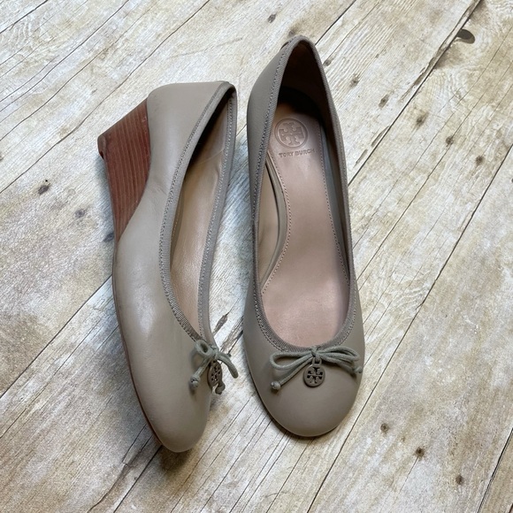 Tory Burch Chelsea Wedge Leather Shoes In Sandbox Tan - Picture 1 of 15